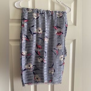 Banana Republic Floral Patterned Gray scarf